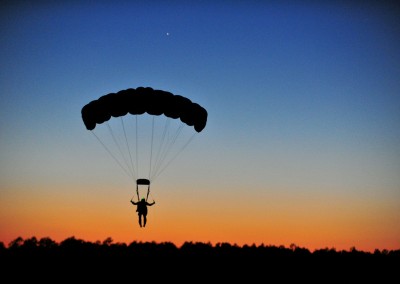 parachuting-80095_1920